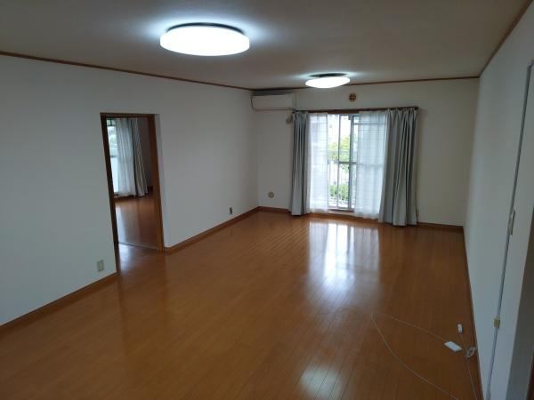 生駒市東生駒月見町のマンションのリビング画像