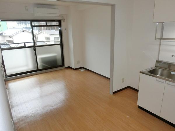 生駒市辻町のマンションのリビング画像