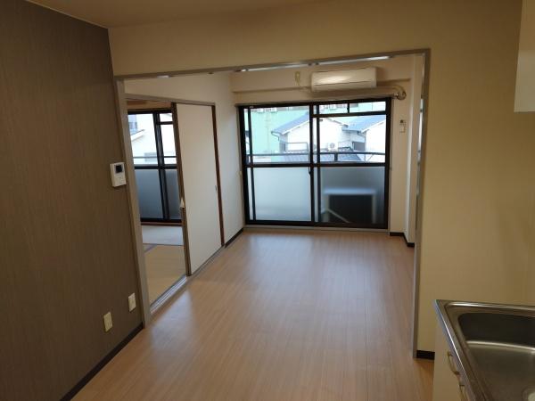 生駒市辻町のマンションのリビング画像