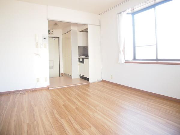 アマデウスコーポのリビング画像