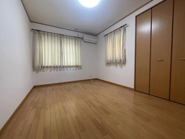 佐世保市高梨町の中古一戸建の洋室画像