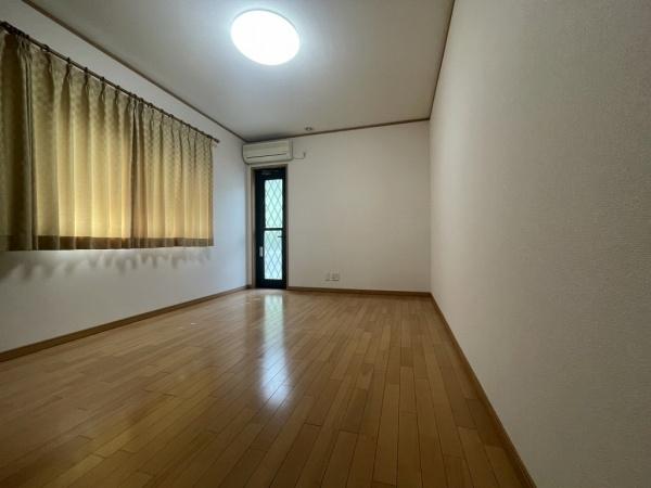 佐世保市高梨町の中古一戸建の洋室画像