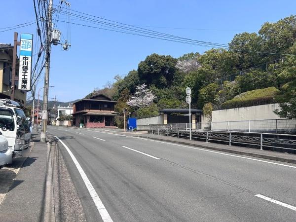 京都市右京区御室岡ノ裾町の中古一戸建の前面道路含む現地写真画像