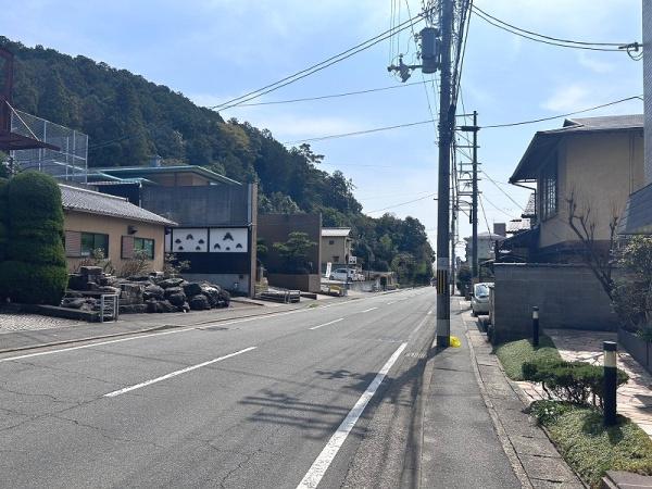 京都市右京区御室岡ノ裾町の中古一戸建の前面道路含む現地写真画像
