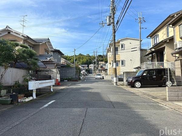 京都市北区西賀茂南今原町の中古テラスハウス　前面道路含む現地写真