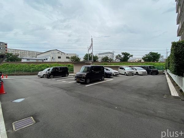 西京極ハイツの駐車場画像
