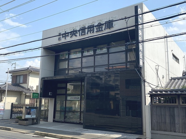 京都市右京区嵯峨野芝野町の新築一戸建の銀行画像