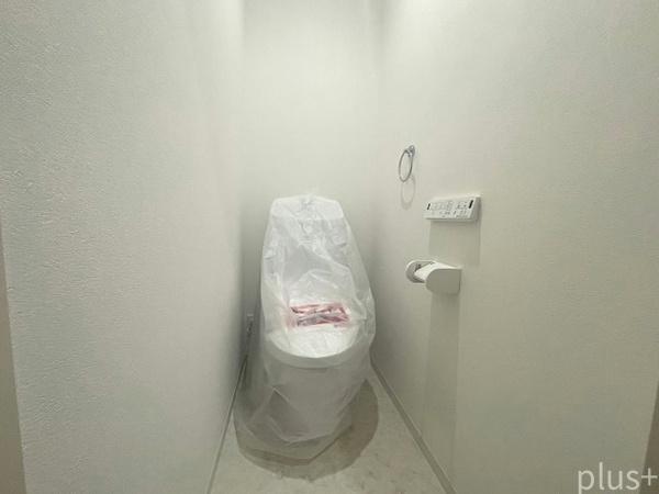 京都市右京区嵯峨野芝野町の新築一戸建のトイレ画像