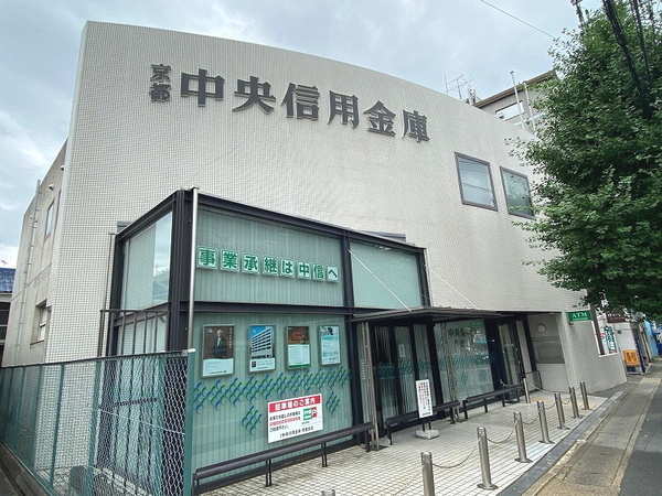 京都市右京区常盤窪町の新築一戸建の銀行画像