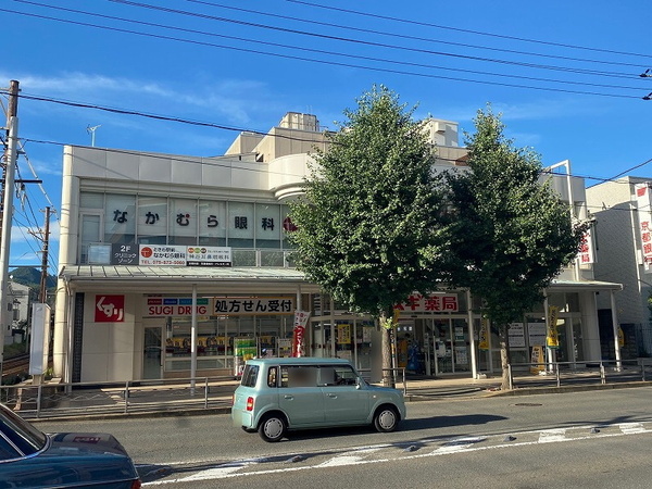 京都市右京区太秦青木元町の中古一戸建のドラッグストア画像