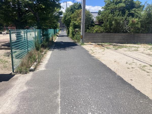 今治市片山4丁目　売土地の前面道路含む現地写真画像