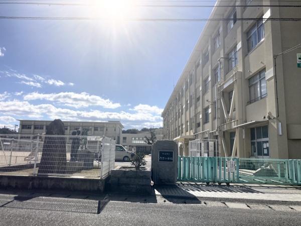 今治市野間甲 中古住宅の小学校画像
