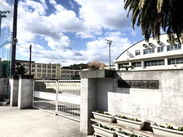 今治市野間甲 中古住宅の中学校画像