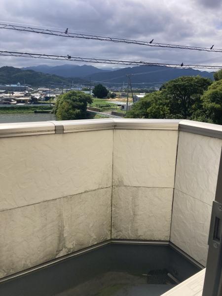 今治市国分1丁目 中古住宅のバルコニー画像