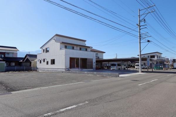 新居浜市新須賀町1丁目　中古住宅の前面道路含む現地写真画像