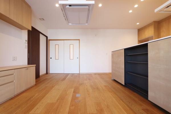 新居浜市新須賀町1丁目　中古住宅のリビング画像