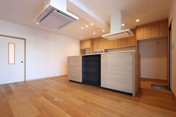 新居浜市新須賀町1丁目　中古住宅のリビング画像