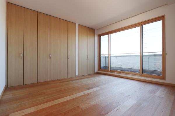 新居浜市新須賀町1丁目　中古住宅の洋室画像