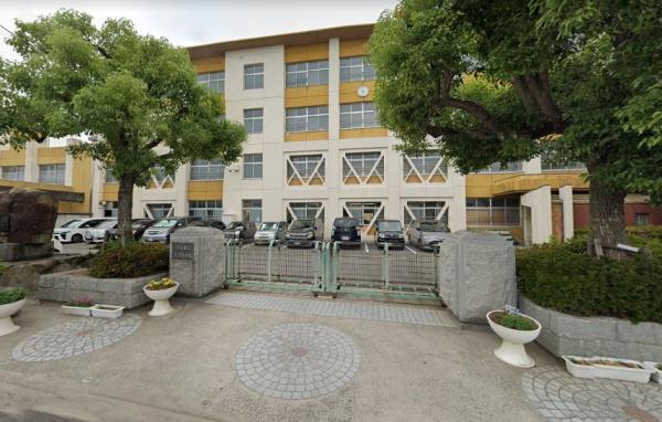 今治市横田町3丁目　中古住宅の中学校画像