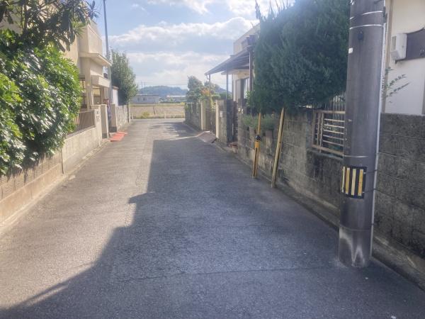 今治市横田町3丁目　中古住宅の前面道路含む現地写真画像