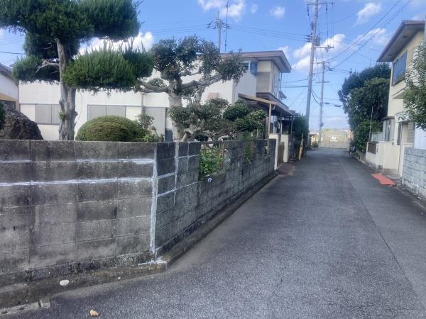 今治市横田町3丁目　中古住宅の前面道路含む現地写真画像