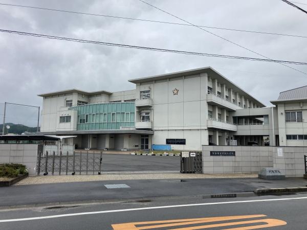 今治市大西町紺原　中古住宅の中学校画像