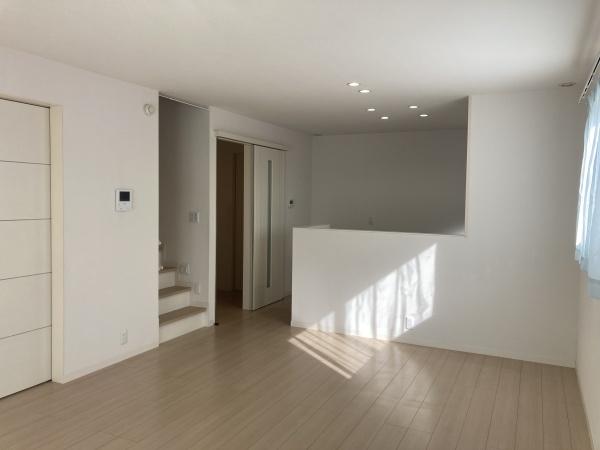 今治市大西町紺原　中古住宅のリビング画像