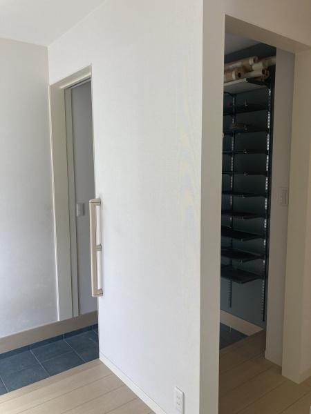 今治市大西町紺原　中古住宅の玄関画像