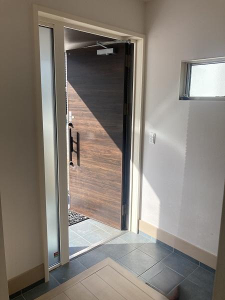 今治市大西町紺原　中古住宅の玄関画像