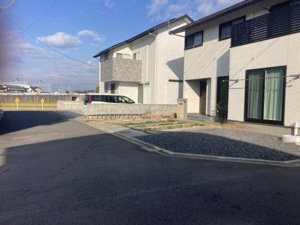 今治市大西町紺原　中古住宅の前面道路含む現地写真画像