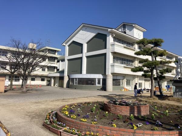 西条市朔日市　中古住宅の小学校画像