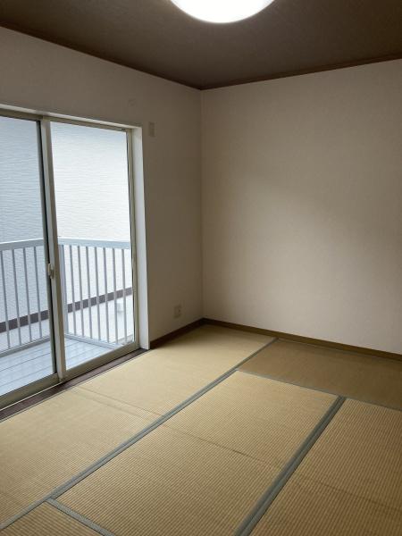 西条市朔日市　中古住宅の和室画像