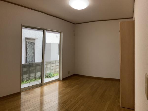 西条市朔日市　中古住宅の洋室画像