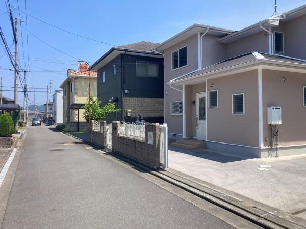 西条市朔日市　中古住宅の前面道路含む現地写真画像