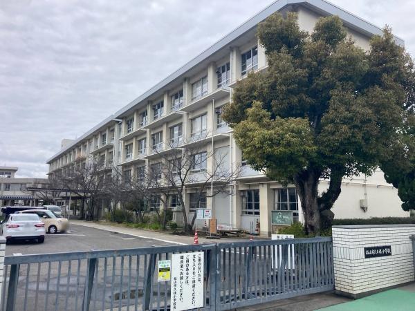 松山市西長戸町　中古住宅の小学校画像