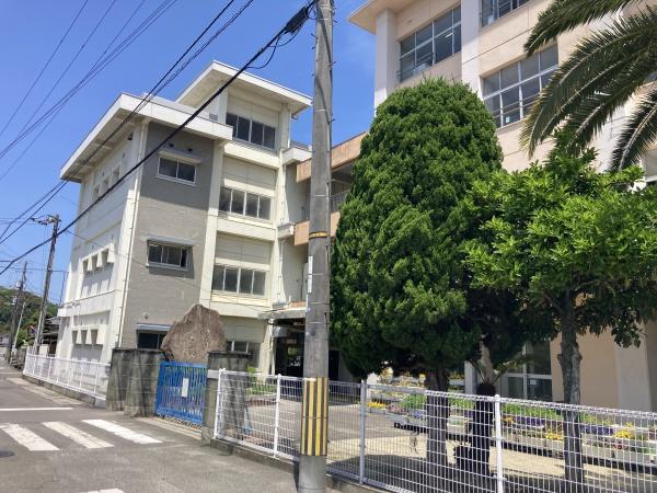 今治市馬越町２丁目の中古一戸建の小学校画像