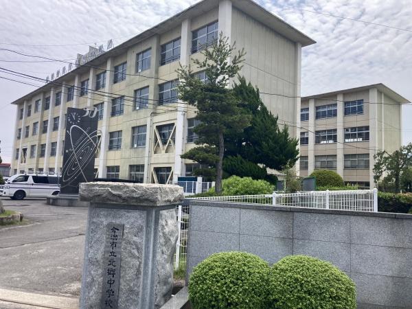 今治市波方町波方　中古住宅の中学校画像