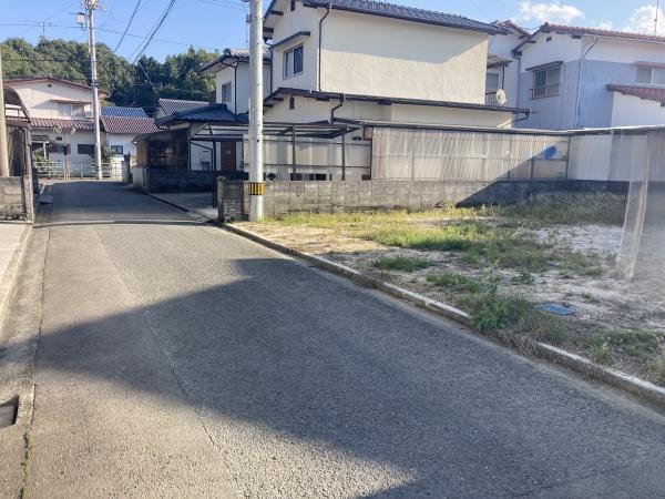 今治市国分2丁目　売土地の前面道路含む現地写真画像