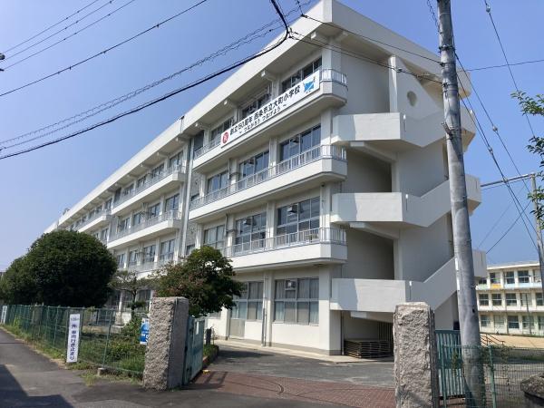 西条市大町　売アパートの小学校画像