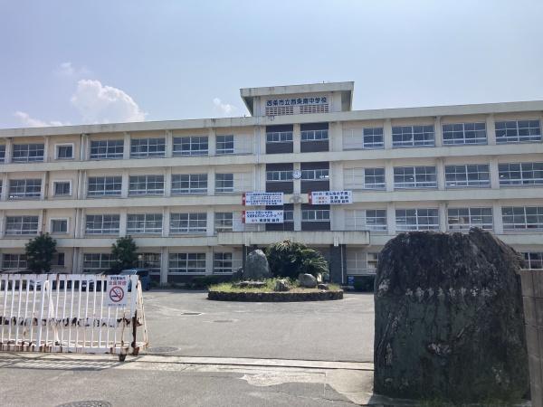 西条市大町　売アパートの中学校画像