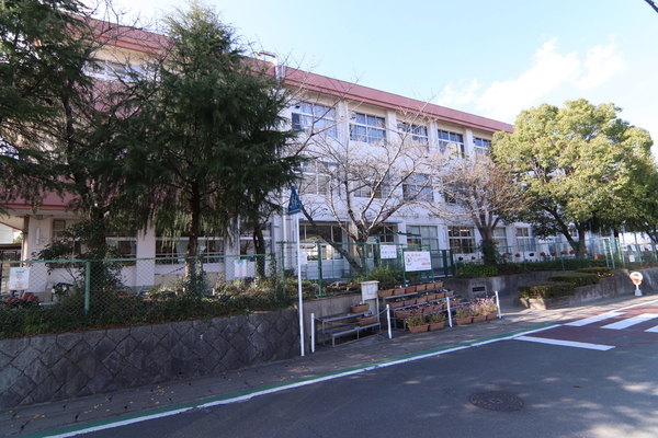 亀岡市篠町柏原中又の中古一戸建の小学校画像