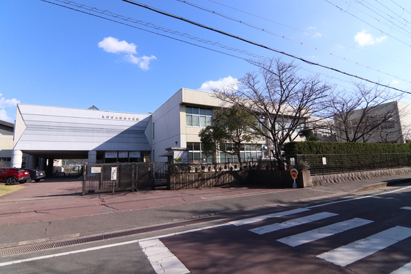 亀岡市篠町柏原中又の中古一戸建の中学校画像