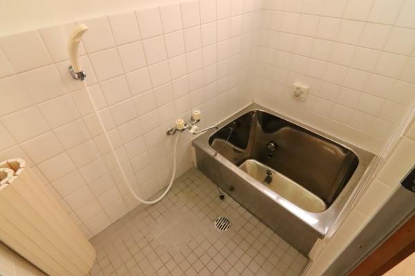 亀岡市篠町柏原中又の中古一戸建のバス画像