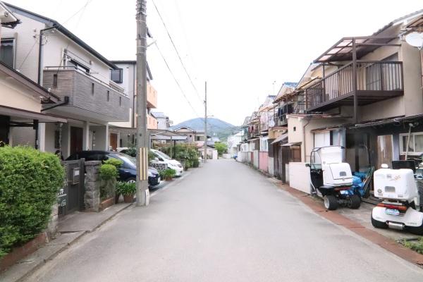 亀岡市篠町柏原中又の中古一戸建の前面道路含む現地写真画像