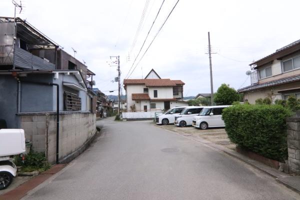 亀岡市篠町柏原中又の中古一戸建の前面道路含む現地写真画像