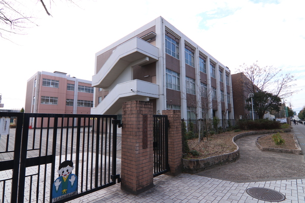 京都市伏見区深草大亀谷内膳町の中古一戸建の中学校画像