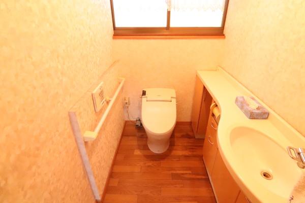 福山市春日台の中古一戸建のトイレ画像