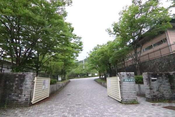 京都市西京区大枝塚原町の中古一戸建の中学校画像