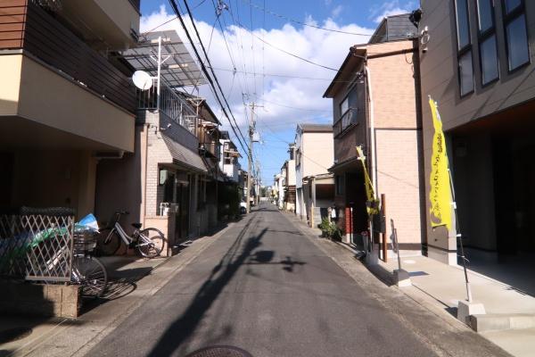 京都市右京区梅津北浦町の中古一戸建の前面道路含む現地写真画像