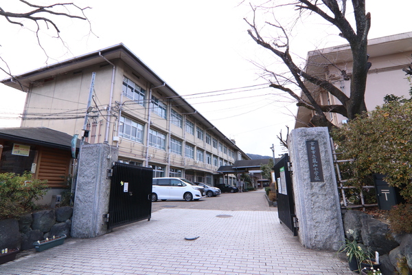 嵐山グランドシティの小学校画像